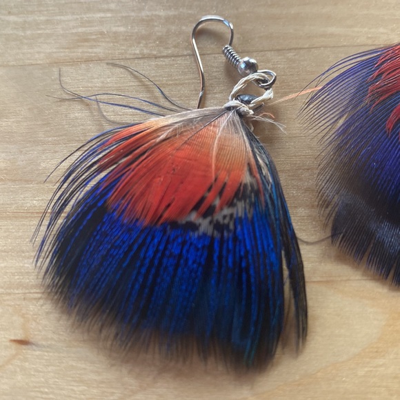 Feather earrings handmade by indigenous women Amazon Rainforest, Ecuador - Picture 2 of 4